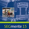 Auf dem Cover des SEGmente-Bandes "Transportorganisation" ist im Hintergrund ein schwarz-weiß-Foto mit zwei Männern abgebildet. Sie tragen Rückenschilder auf ihrer Einsatzkleidung mit der Aufschrift "Leiter Transportorganisation" und "Abschnittsleiter Ladezone". Sie schauen auf einen Einsatzplan. Das Bild im Vordergrund ist farbig und zeigt eine weibliche Einsatzkraft, die eine Patiententrage hinter sich herzieht. Im Bildhintergrund steht ein RTW.