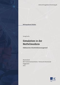 Cover zur Masterarbeit von Georg Fuchs zur Simulation in der Notfallmedizin – Präklinisches Schnittstellenmanagement. Der Titel steht auf mattweißem Grund, am linken Rand befindet sich ein blauer Balken.