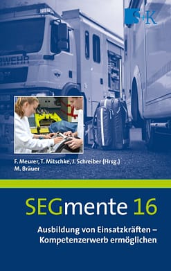 Das Hintergrundbild ist schwarz-weiß und zeigt ein Einsatzfahrzeug der Feuerwehr (Fahrerseite, Fahrerkabine) und daneben im Anschnitt das Heck eines RTW. Zwischen den beiden Einsatzfahrzeugen steht ein Notfallrucksack. Das kleine farbige Bild im Vordergrund des Covers zum Buch "Ausbildung von Einsatzkräften – Kompetenzerwerb ermöglichen" zeigt eine junge Frau und einen jungen Mann jeweils am Bildrand mit weißen Pullovern. Sie stehen vor einem geöffneten Laderaum eines RTW, zwischen ihnen steht eine Patiententrage, auf der sich ein EKG-Gerät befindet. Auf diesem überprüfen die beiden die Einstellungen