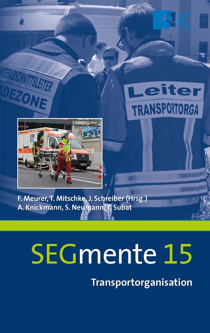 Auf dem Cover des SEGmente-Bandes "Transportorganisation" ist im Hintergrund ein schwarz-weiß-Foto mit zwei Männern abgebildet. Sie tragen Rückenschilder auf ihrer Einsatzkleidung mit der Aufschrift "Leiter Transportorganisation" und "Abschnittsleiter Ladezone". Sie schauen auf einen Einsatzplan. Das Bild im Vordergrund ist farbig und zeigt eine weibliche Einsatzkraft, die eine Patiententrage hinter sich herzieht. Im Bildhintergrund steht ein RTW.