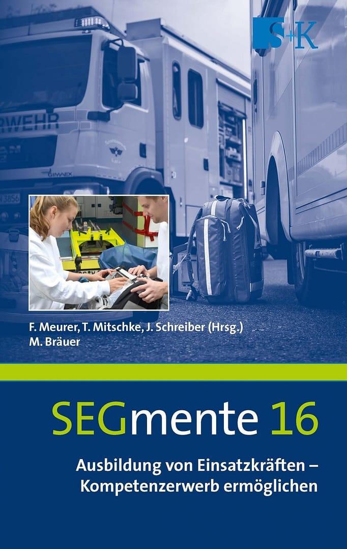 Das Hintergrundbild ist schwarz-weiß und zeigt ein Einsatzfahrzeug der Feuerwehr (Fahrerseite, Fahrerkabine) und daneben im Anschnitt das Heck eines RTW. Zwischen den beiden Einsatzfahrzeugen steht ein Notfallrucksack. Das kleine farbige Bild im Vordergrund des Covers zum Buch "Ausbildung von Einsatzkräften – Kompetenzerwerb ermöglichen" zeigt eine junge Frau und einen jungen Mann jeweils am Bildrand mit weißen Pullovern. Sie stehen vor einem geöffneten Laderaum eines RTW, zwischen ihnen steht eine Patiententrage, auf der sich ein EKG-Gerät befindet. Auf diesem überprüfen die beiden die Einstellungen